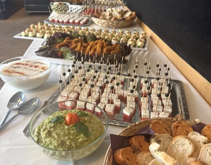 Buffet mit Brot, Dips und Fingerfood