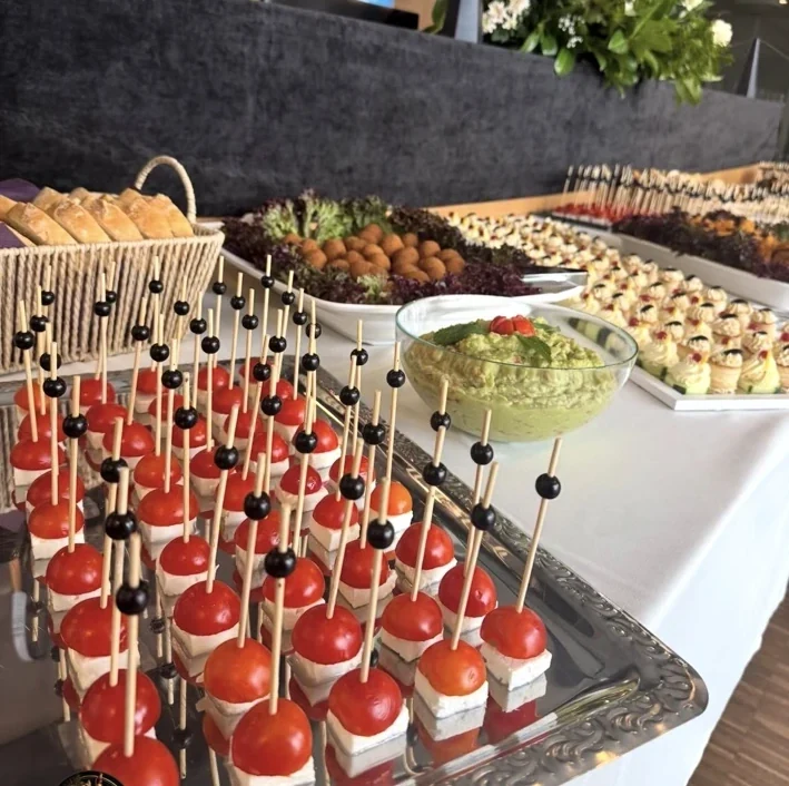Mediterranes Fingerfood bei einer echten Marbella-Veranstaltung
